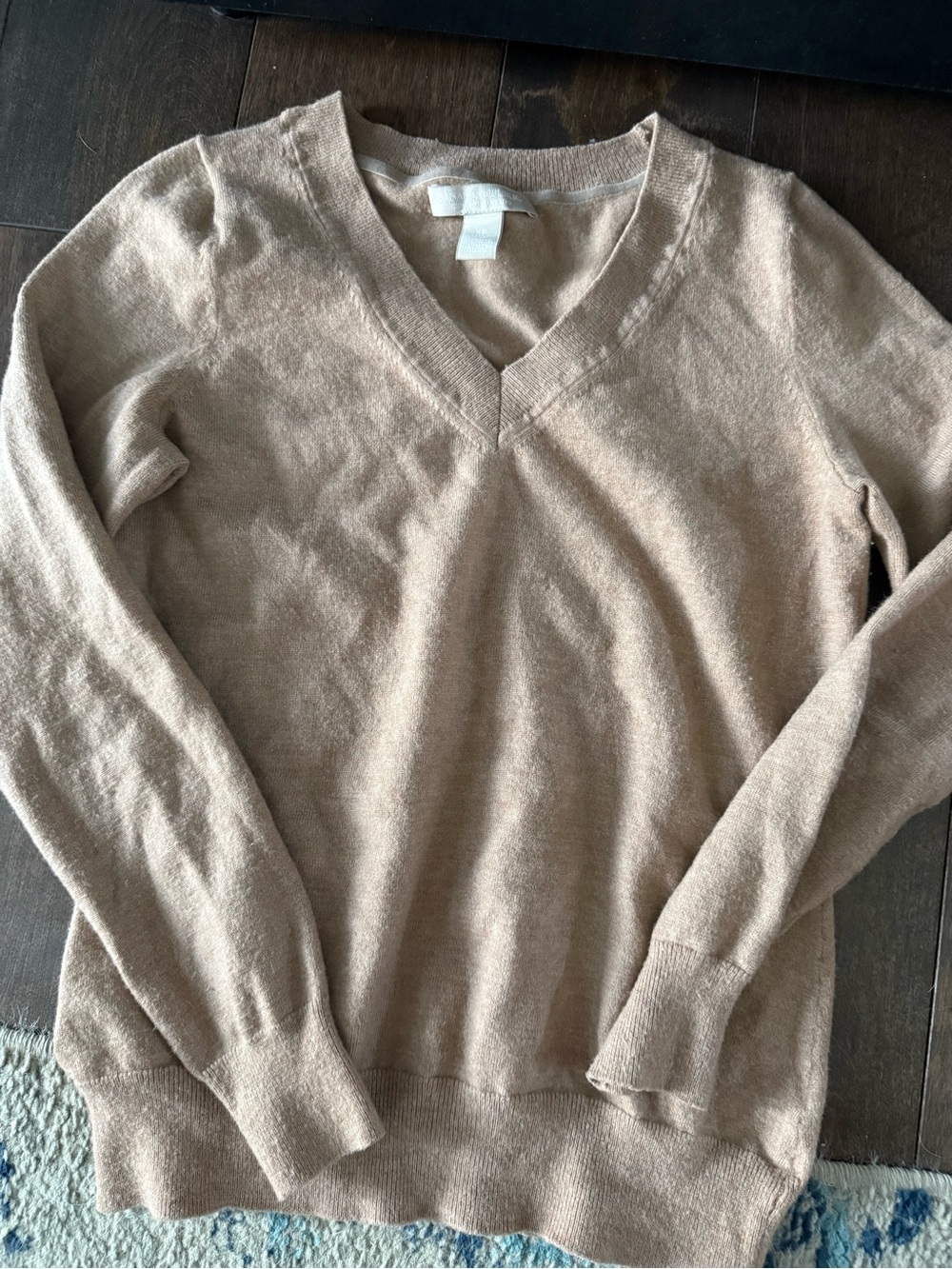 Banana republic Women's V-Neck Marino wool Lightweight Sweater — Tan